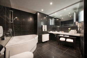 EA Hotel Royal Esprit**** - номер категории Executive Junior Suite с террасой с видом на Пражский Град - ванная комната