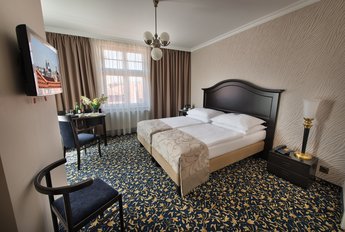 EA Hotel Royal Esprit**** - Doppelzimmer mit Terrasse mit Blick auf die Prager Altstadt