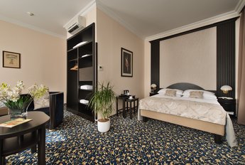 EA Hotel Royal Esprit**** - Dreibettzimmer