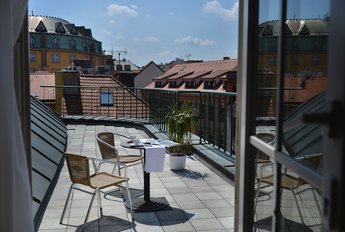 EA Hotel Royal Esprit**** - dvoulůžkový pokoj s terasou s vyhlídkou na Staré Město - terasa