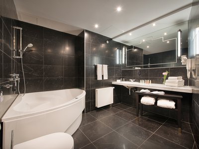 EA Hotel Royal Esprit**** - Executive Junior Suite s terasou s výhledem na Pražský hrad - koupelna